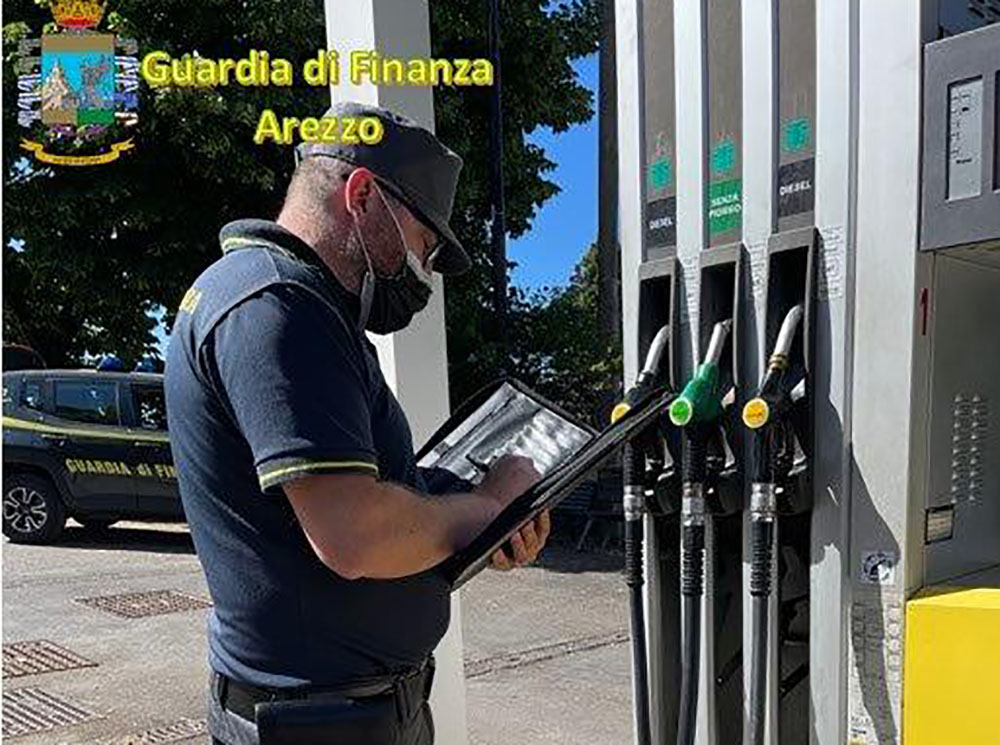 Controlli ad operatori commerciali ed autotrasportatori di prodotti energetici. Rilevate diverse irregolarità