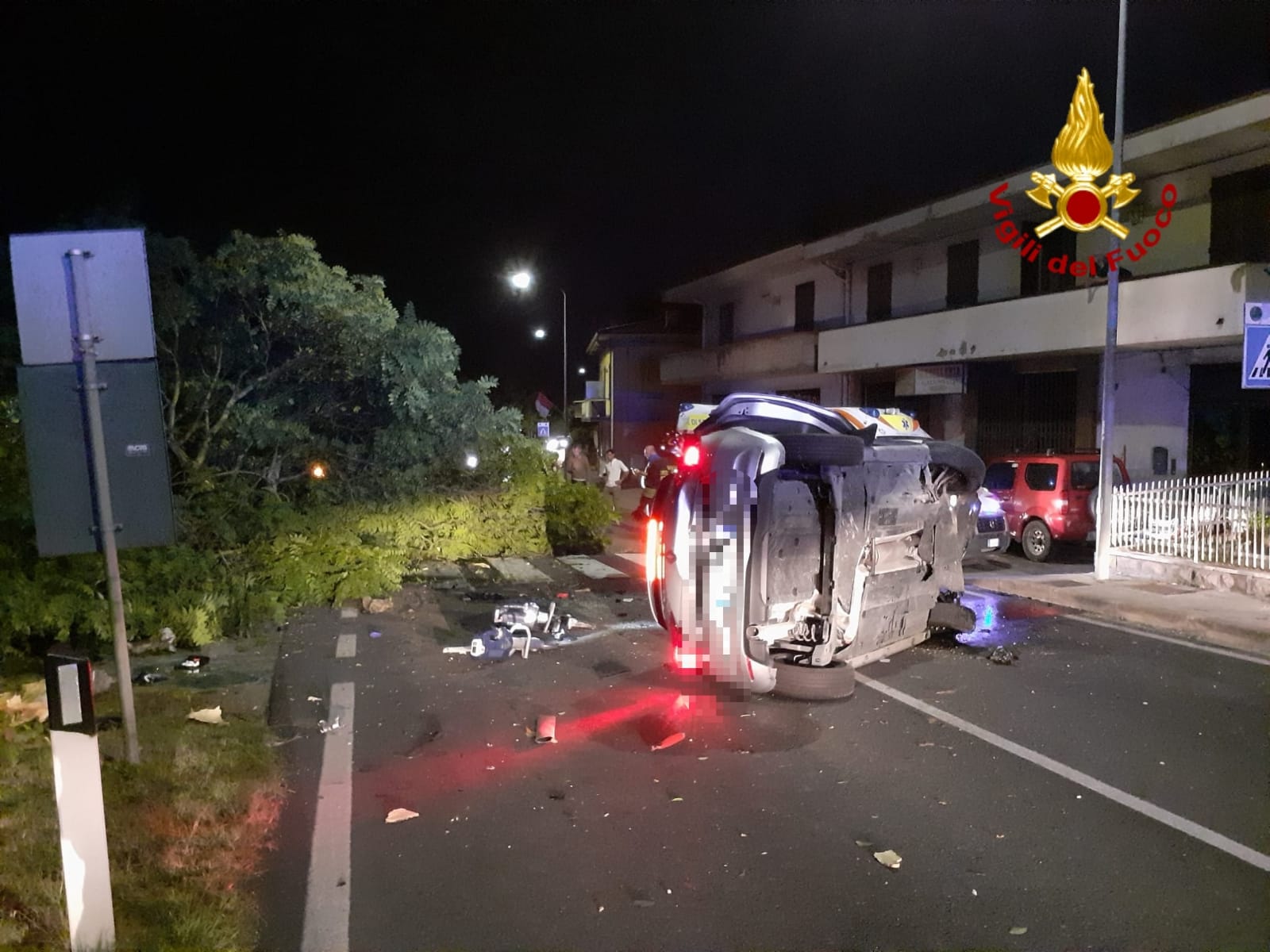 Urta una pianta con l’auto e si ribalta, 40enne trasferito in elicottero a Siena