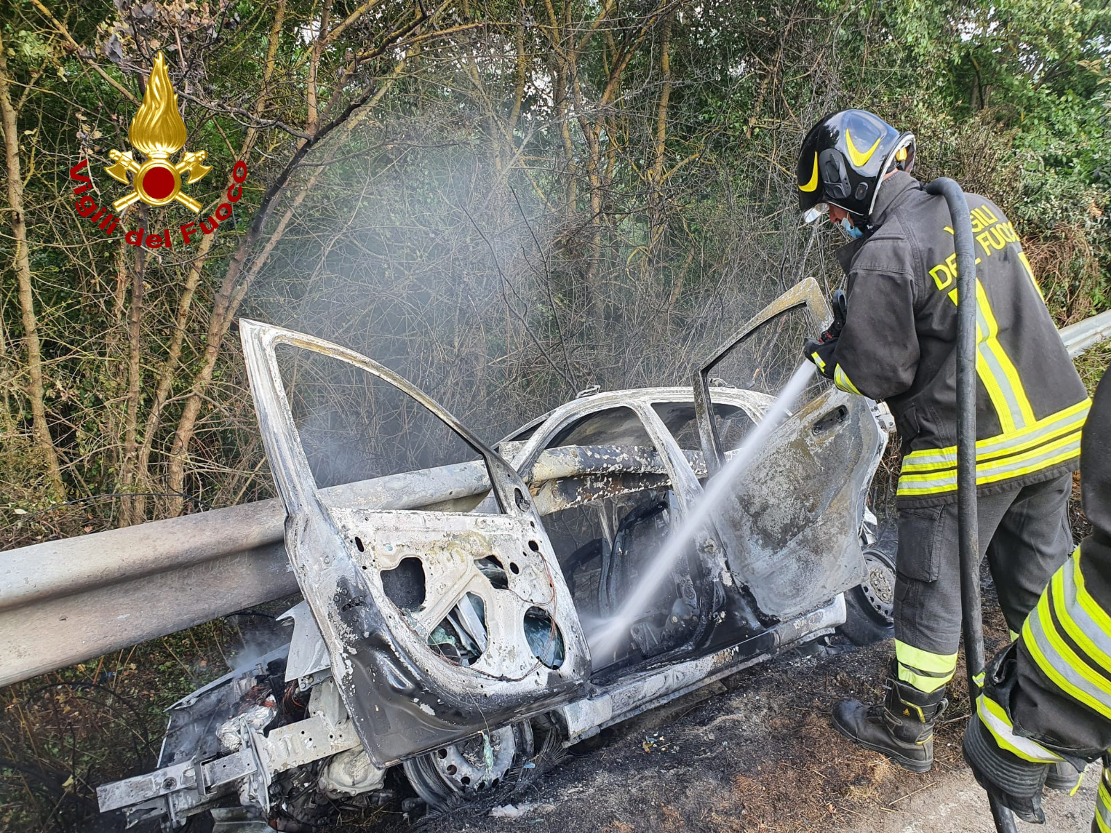 Auto si ribalta e prende fuoco, 40enne in codice giallo ad Arezzo