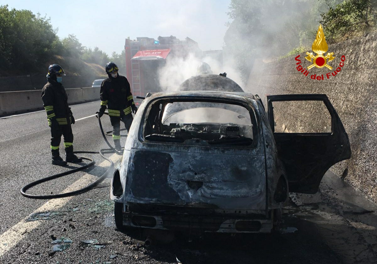 A1 corsia sud prende fuoco un autovettura, intervenuti i vigili del fuoco