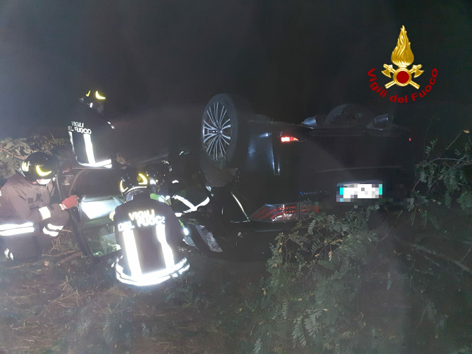 Perde il controllo dell’auto che esce di strada e si ribalta, ferito un 41enne