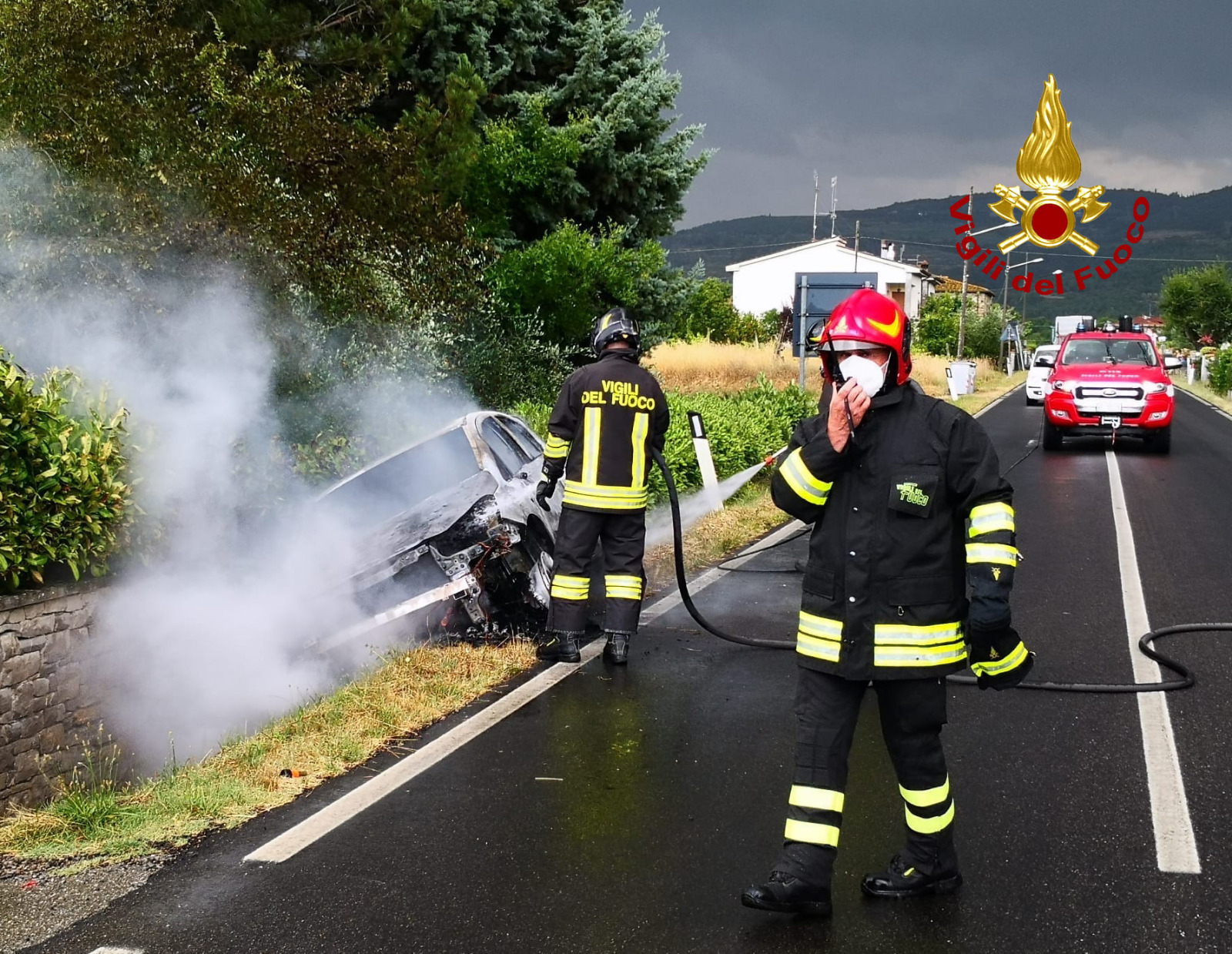 Prende fuoco un auto alimentata a GPL, nessuna persona è rimasta ferita
