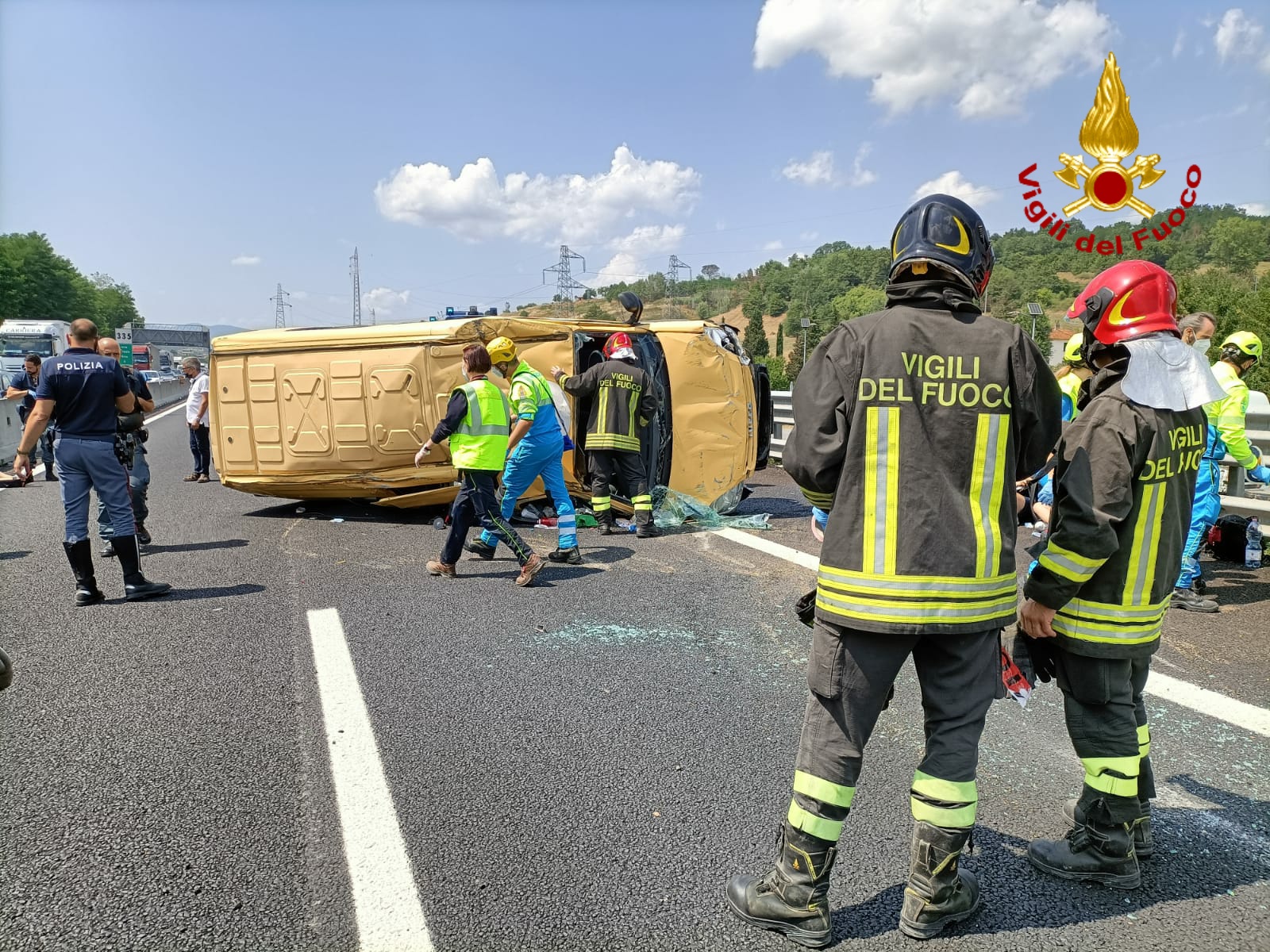 Pulmino si ribalta in A1, 9 le persone ferite