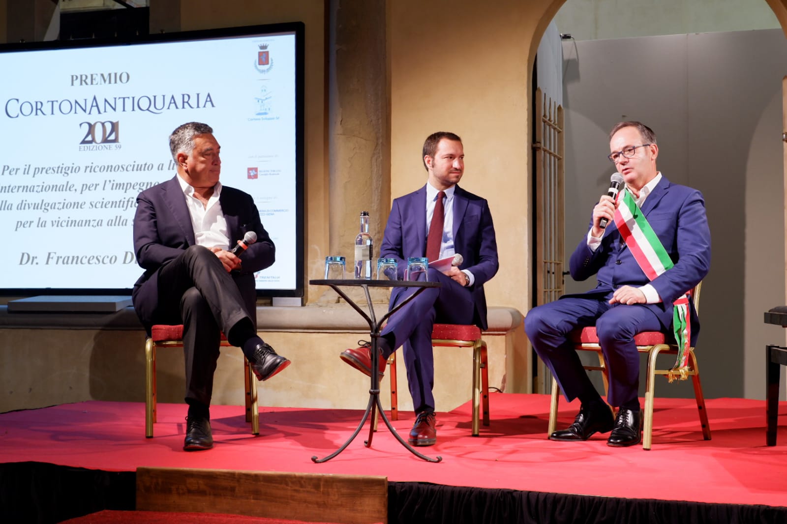 Emozioni al Premio Cortonantiquaria, il professor Francesco Di Meco protagonista della serata