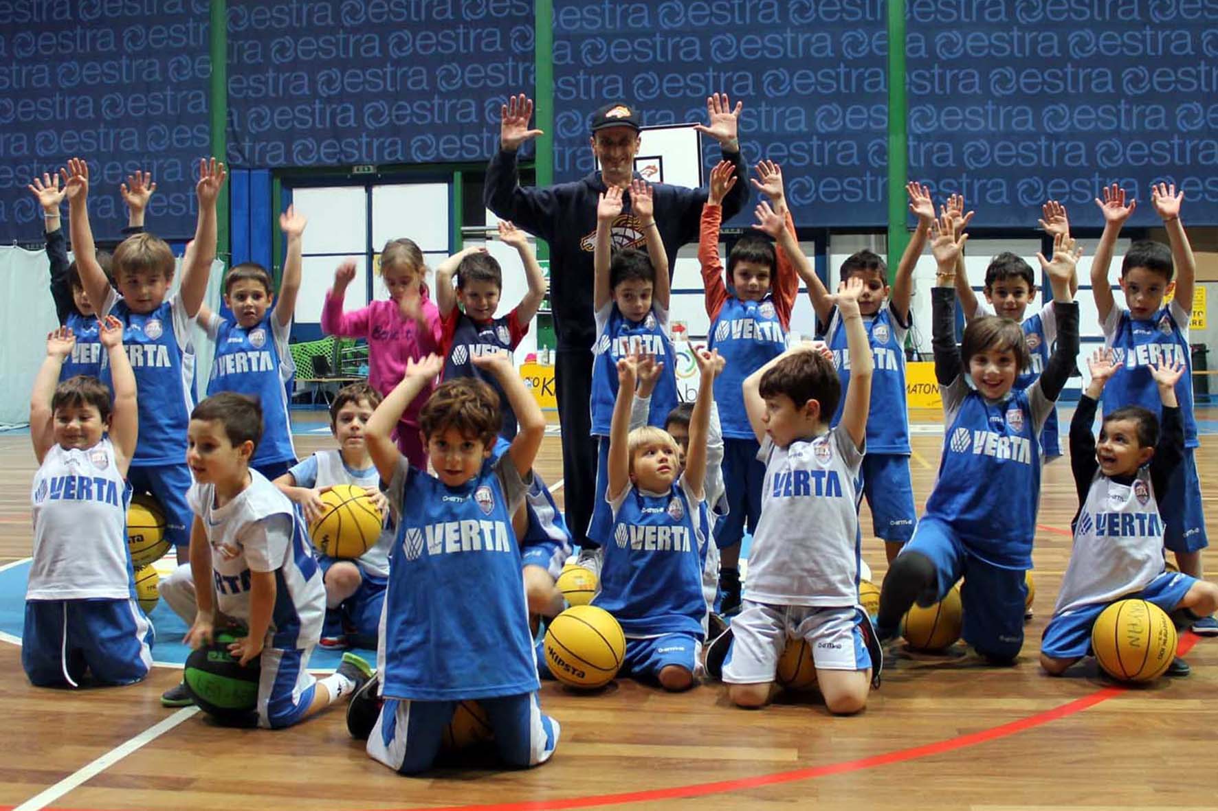 Bambini e bambine alla scoperta del basket con la Scuola Basket Arezzo