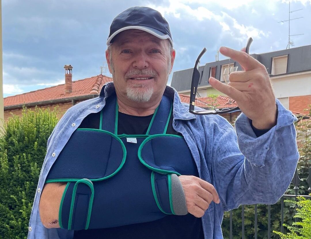 Niente autografi per Vasco causa ‘vita spericolata’: si è lussato una spalla cadendo dalla bici