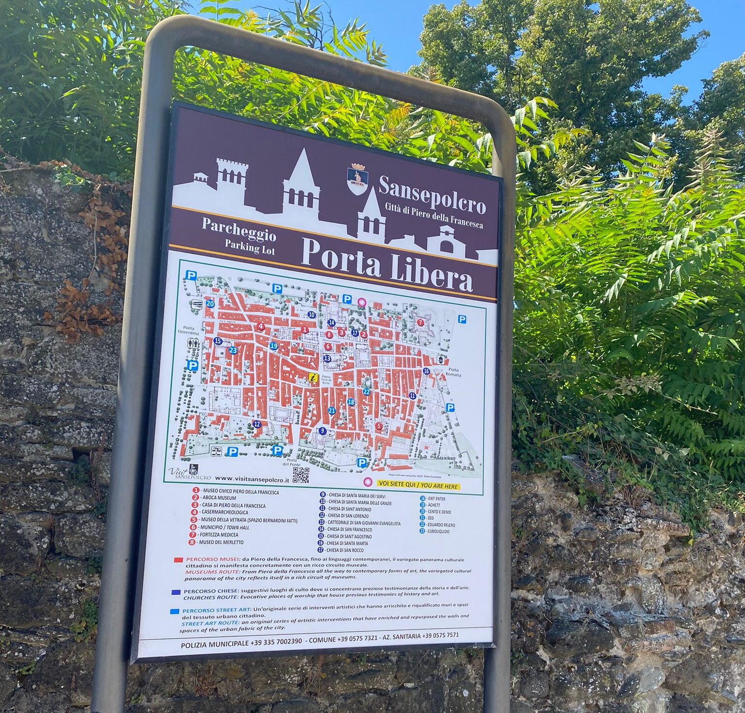Sansepolcro: cartelloni turistici nei parcheggi intorno al centro