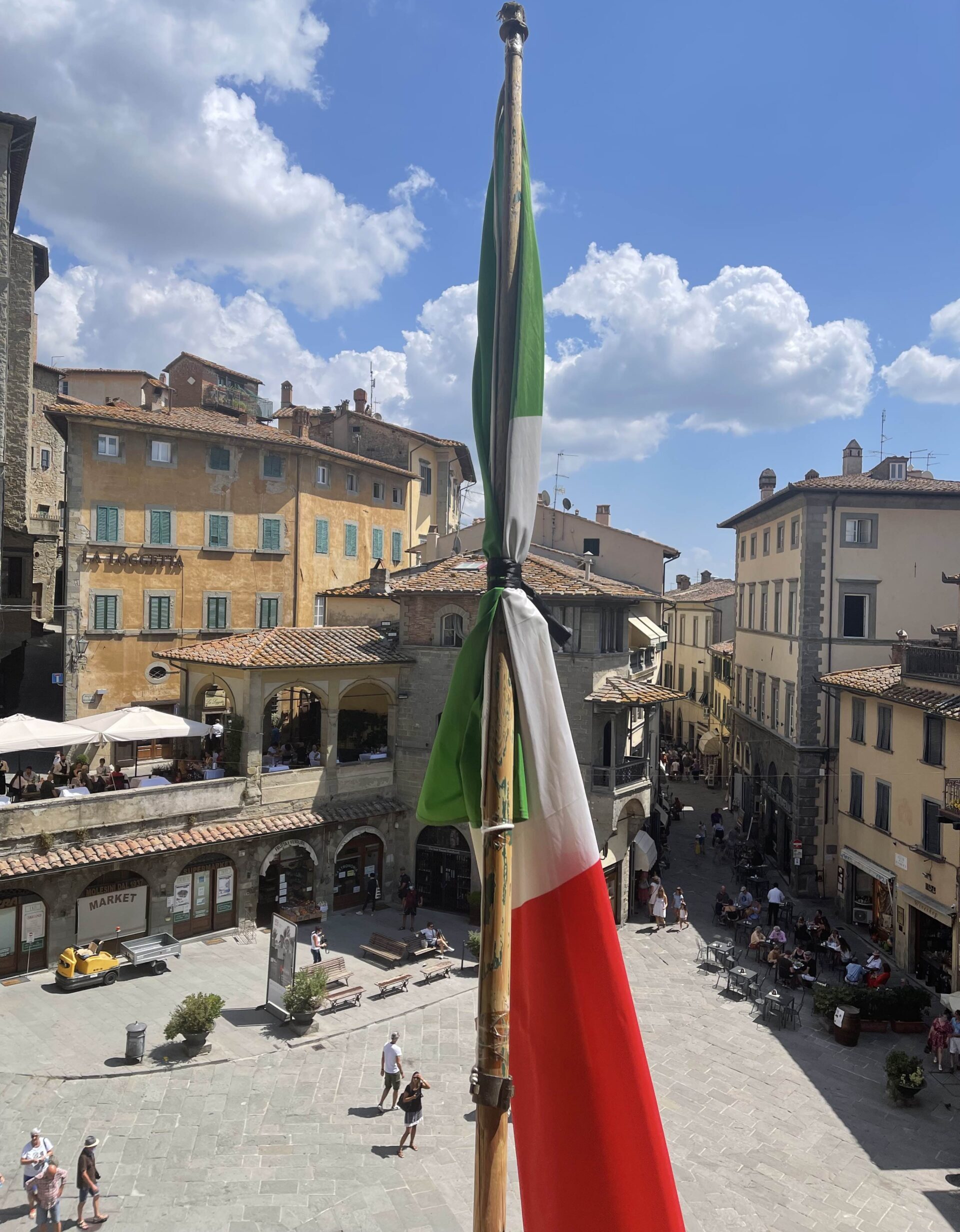 Cortona: bandiere a mezz’asta in segno di solidarietà al popolo afghano