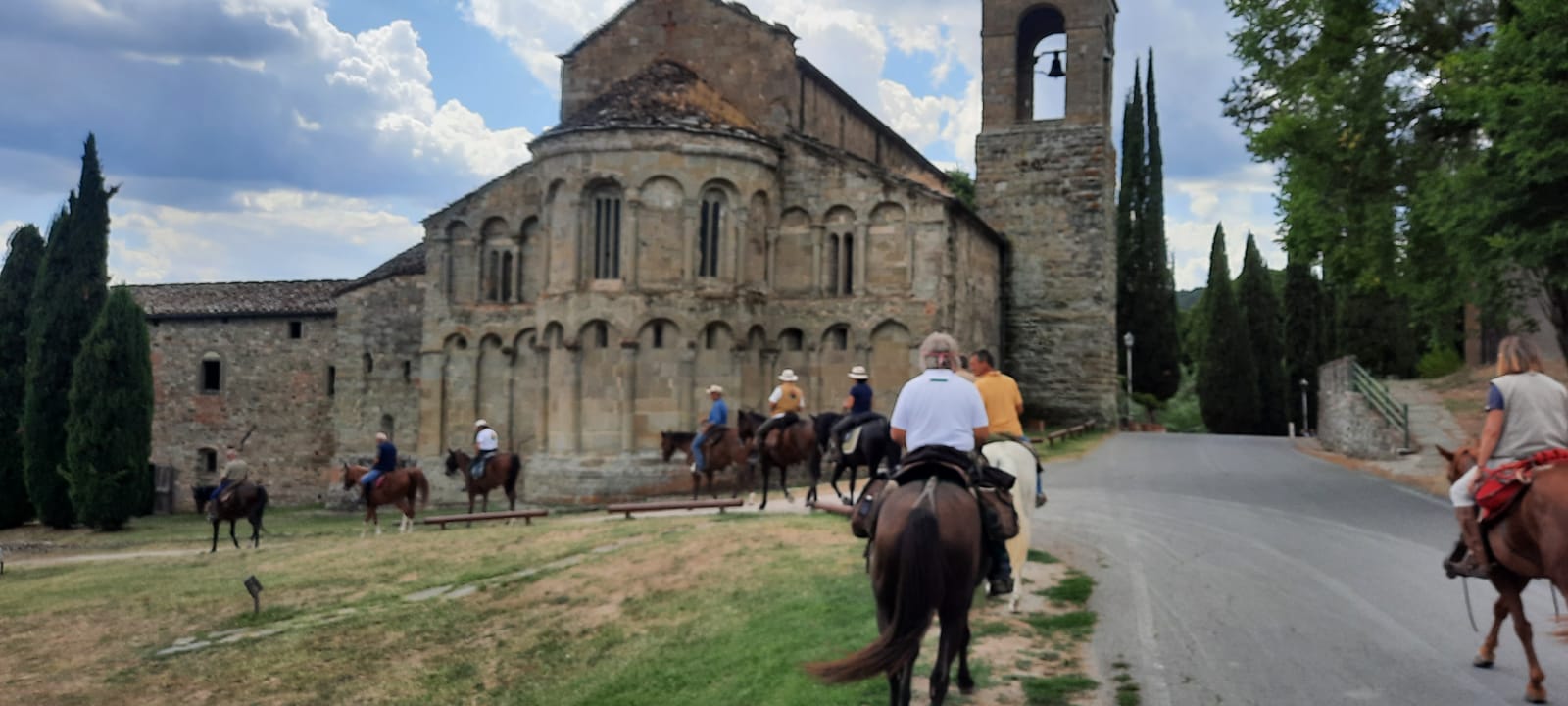 A cavallo sul cammino di Dante