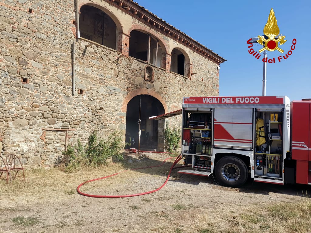 Incendio in una colonica in Valdarno, l’intervento dei vigili del fuoco di Arezzo