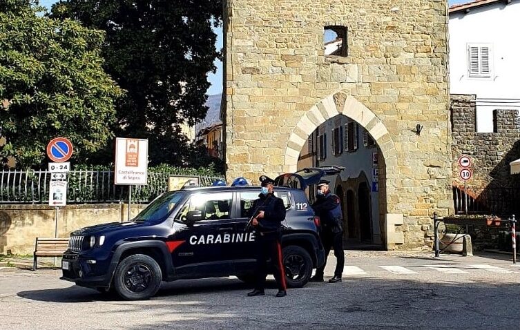 Spacciandosi al telefono per un funzionario bancario, si fà consegnare le credenziali di accesso e la deruba di 1000euro. Identificato e denunciato dai carabinieri