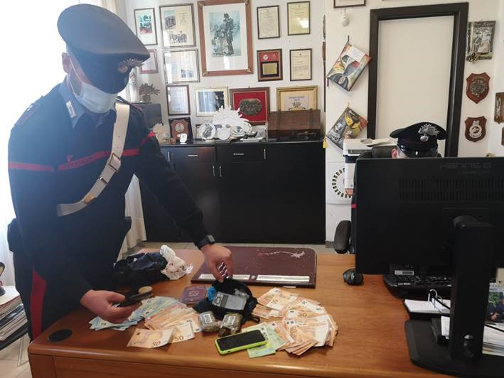 Arrestato 18enne cortonese per spaccio. Sequestrata droga e quasi 5mila euro in contanti