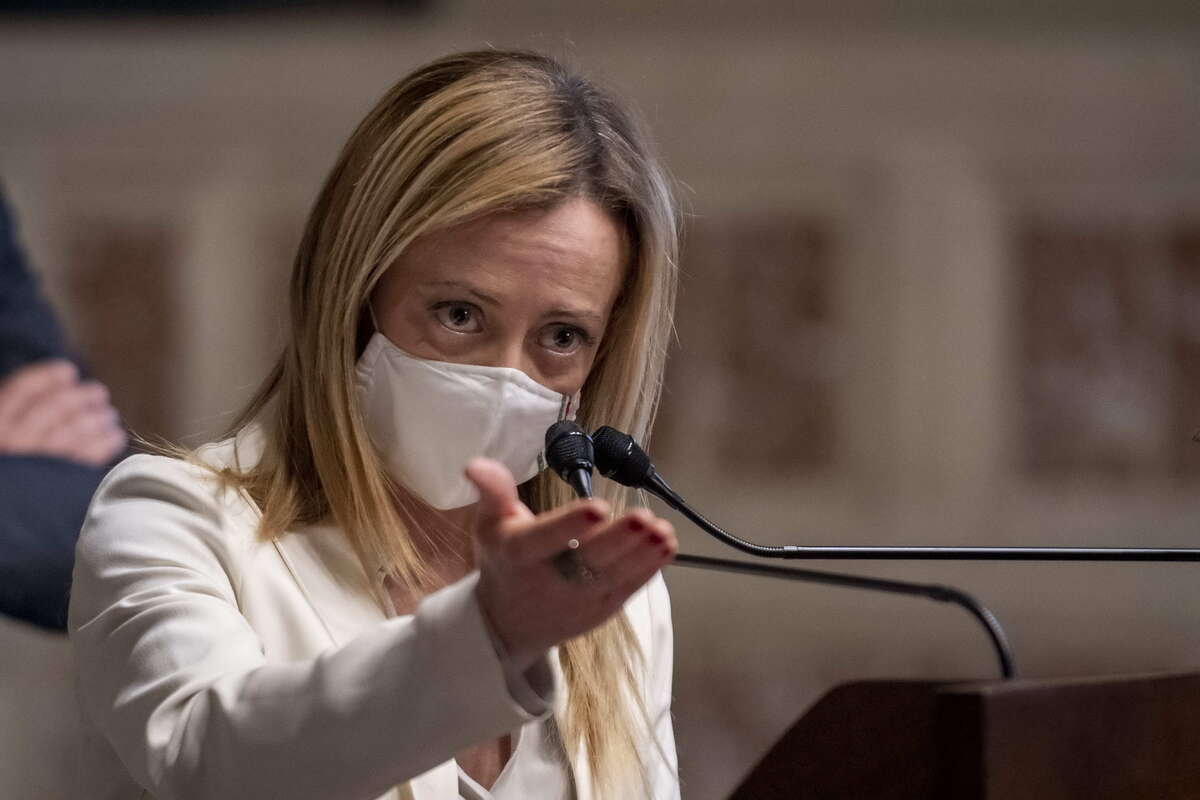 Meloni a Napoli: “Italia unico paese che chiede il Green pass per lavorare”