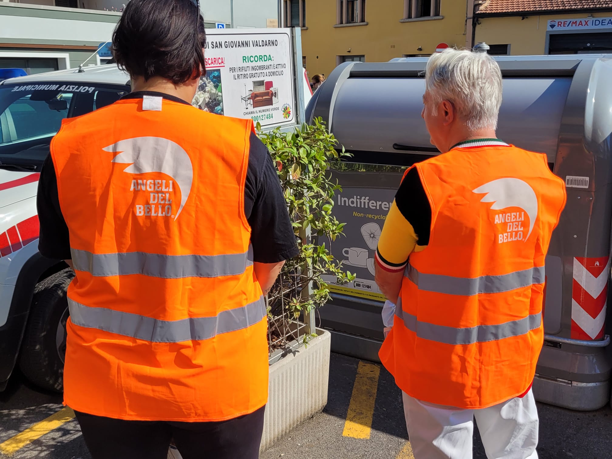 San Giovanni: gli Angeli del bello alle postazioni di raccolta dei rifiuti