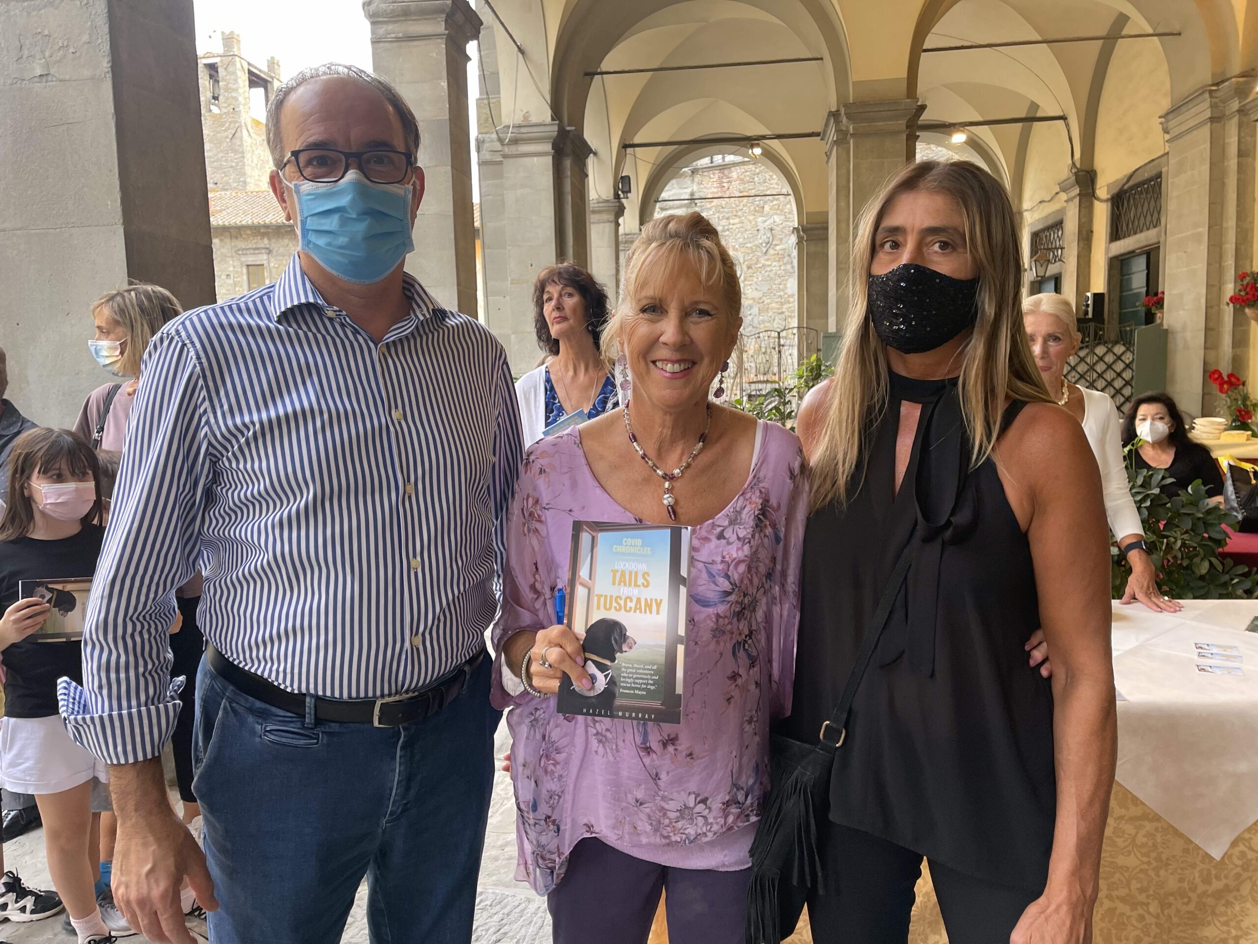 Cortona, presentato «Vita da cani durante il lockdown», il libro della giornalista Hazel Murray