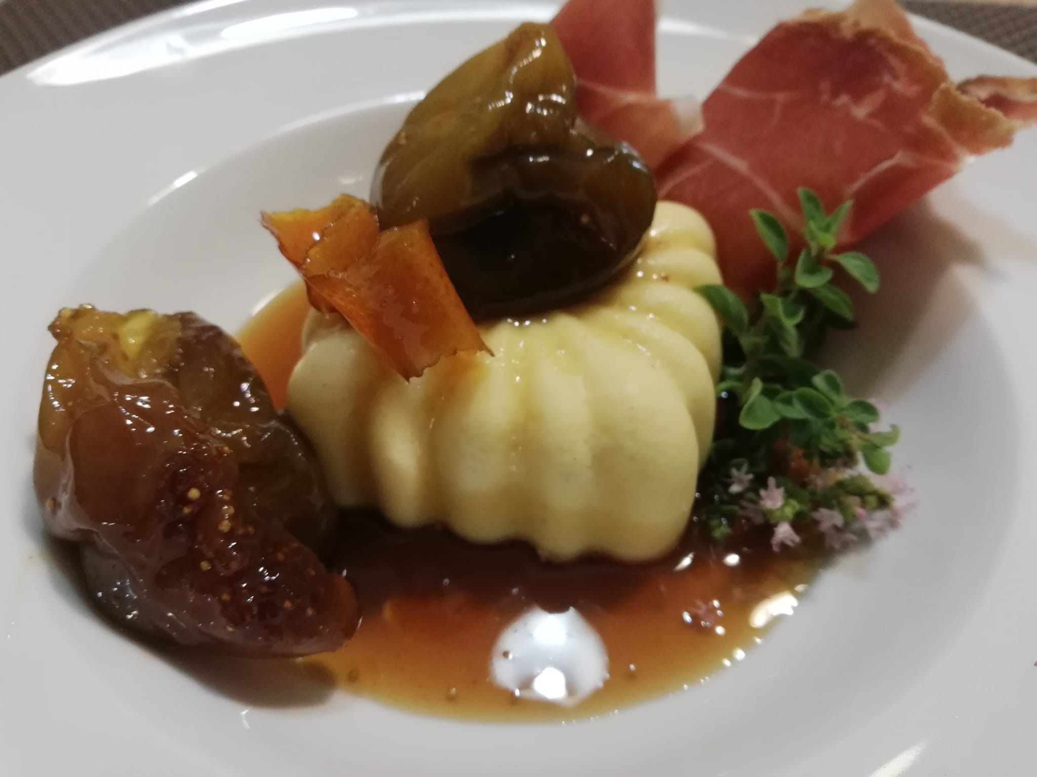Tortini al parmigiano, fichi caramellati e prosciutto crudo