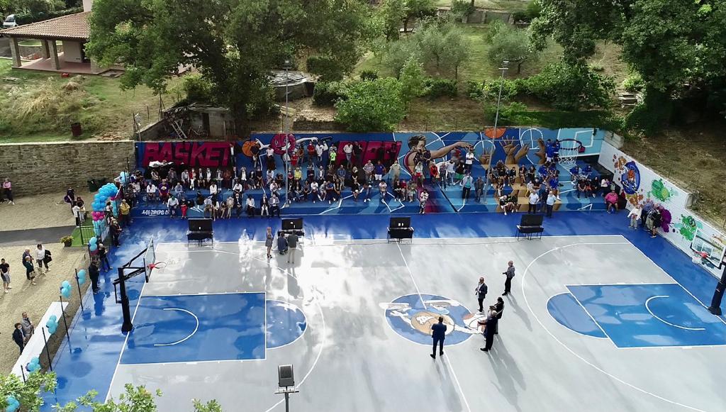 Poppi, una grande festa per il taglio del nastro del campo da basket “Marco Benini”
