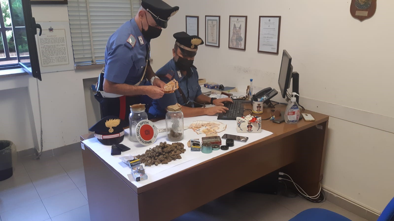 Arrestato spacciatore nel centro di Arezzo, deteneva 120grammi di marijuana e 1300 euro