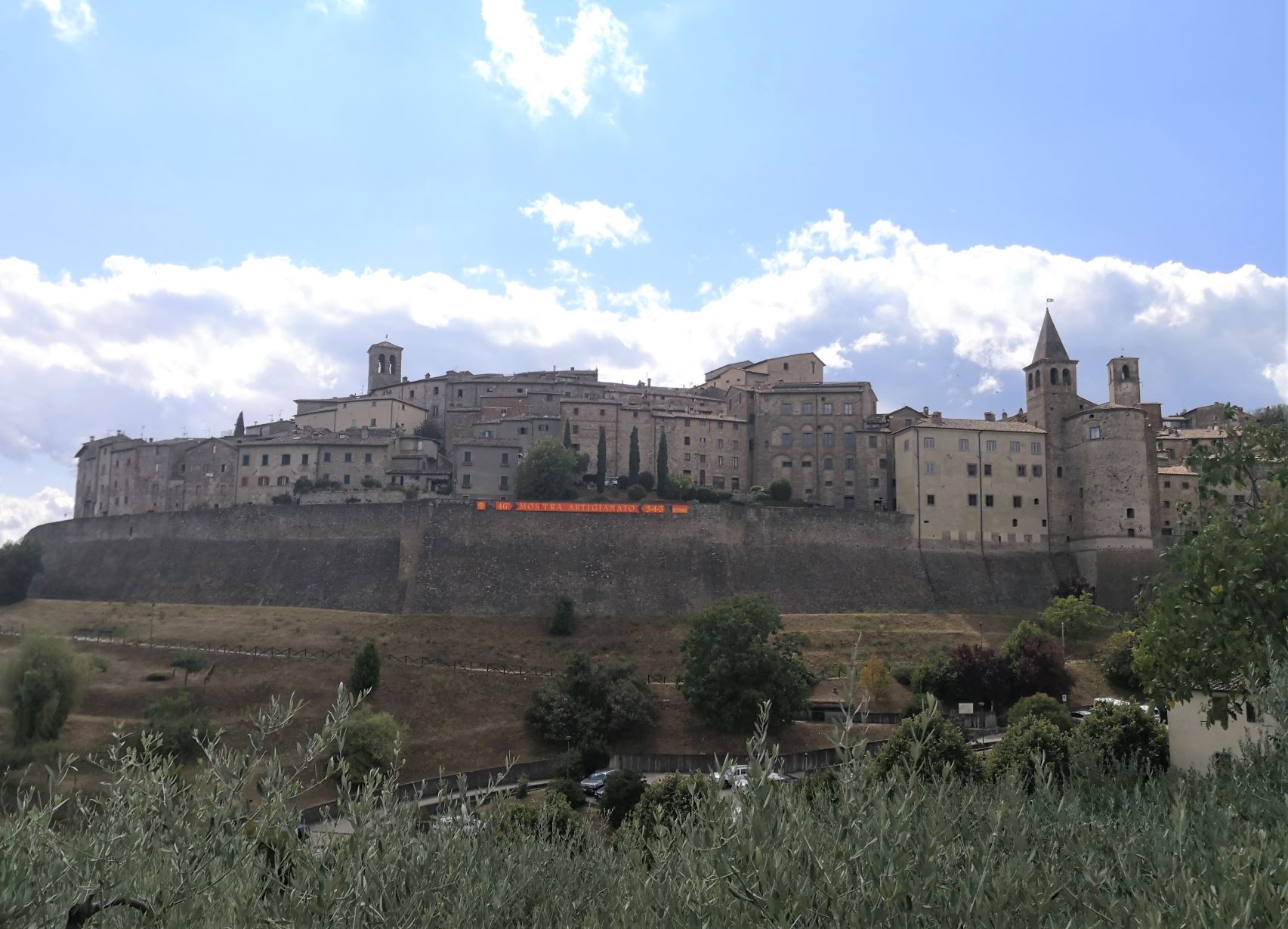 Anghiari, in piazza Baldaccio tornano le strisce blu e arrivano gli steward urbani