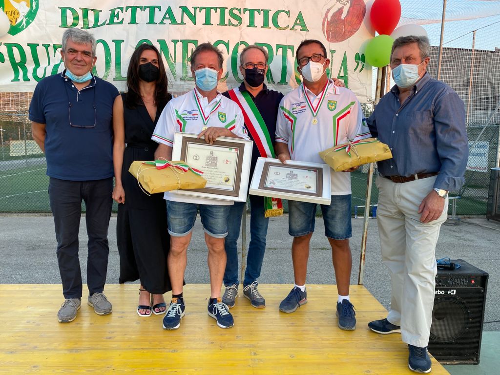 Cortona, riconoscimento ai campioni italiani di ruzzolone Ricci e Valiani