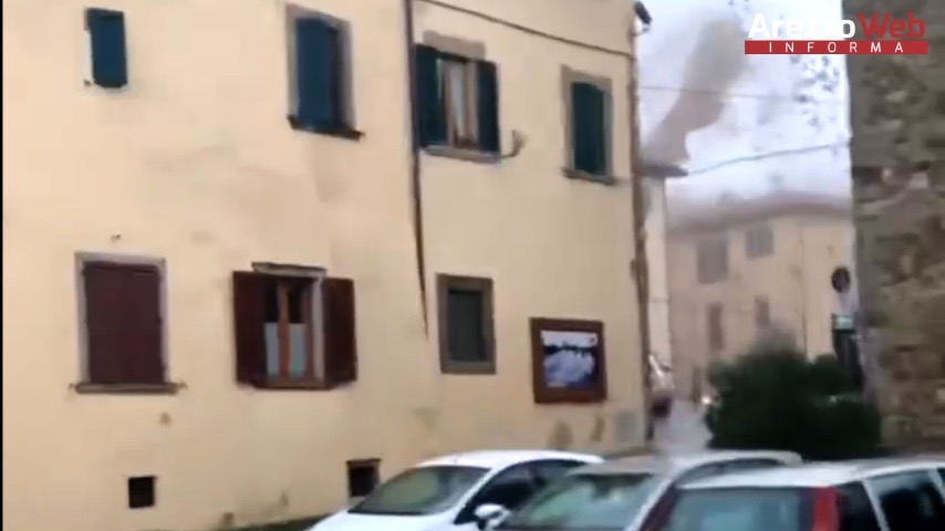 Casentino: tetto divelto da una tromba d’aria – video
