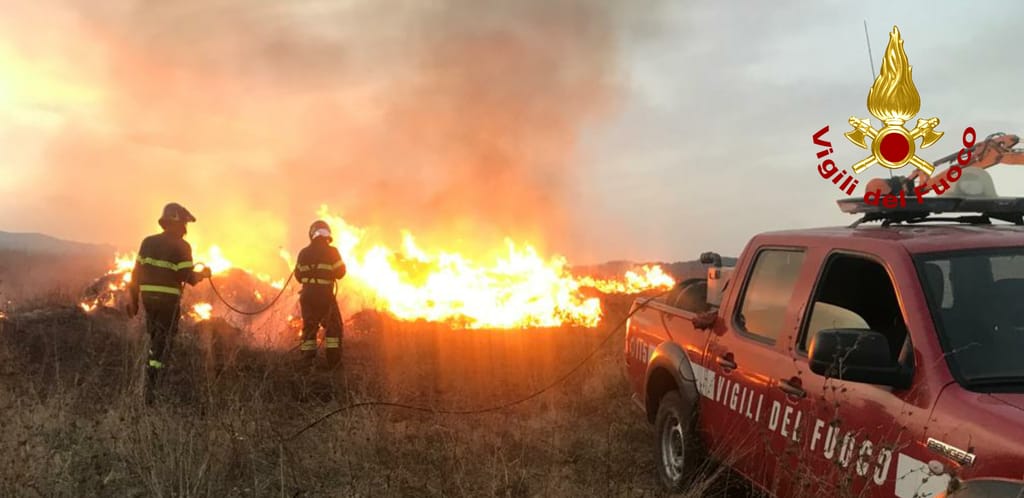 Prendono fuoco sterpaglie e numerose rotoballe a Soci, intervenuti i vigili del fuoco di Arezzo