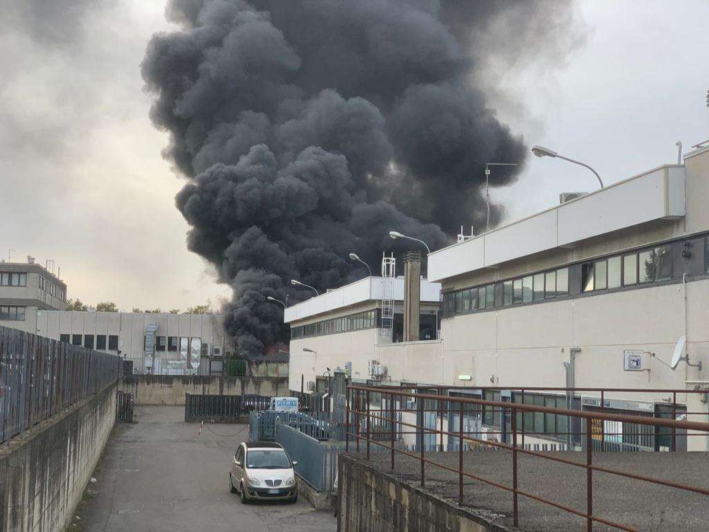 Nota galvanica aretina colpita da un grave incendio – foto/video