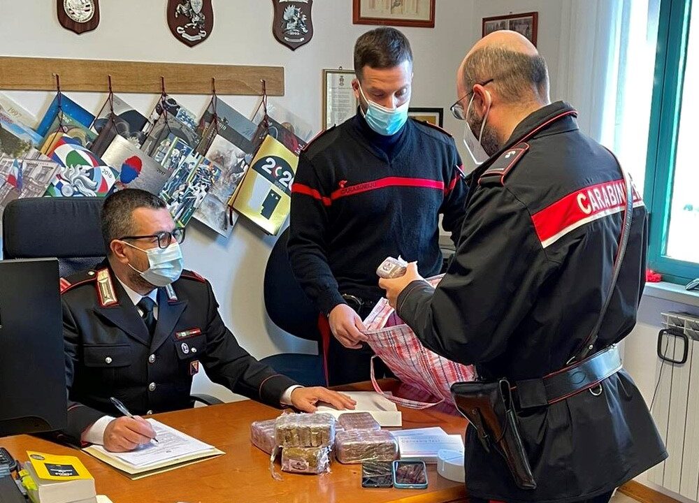 Corriere della droga sorpreso dai Carabinieri con 4 kg di hashish, arrestato per detenzione di stupefacenti ai fini di spaccio