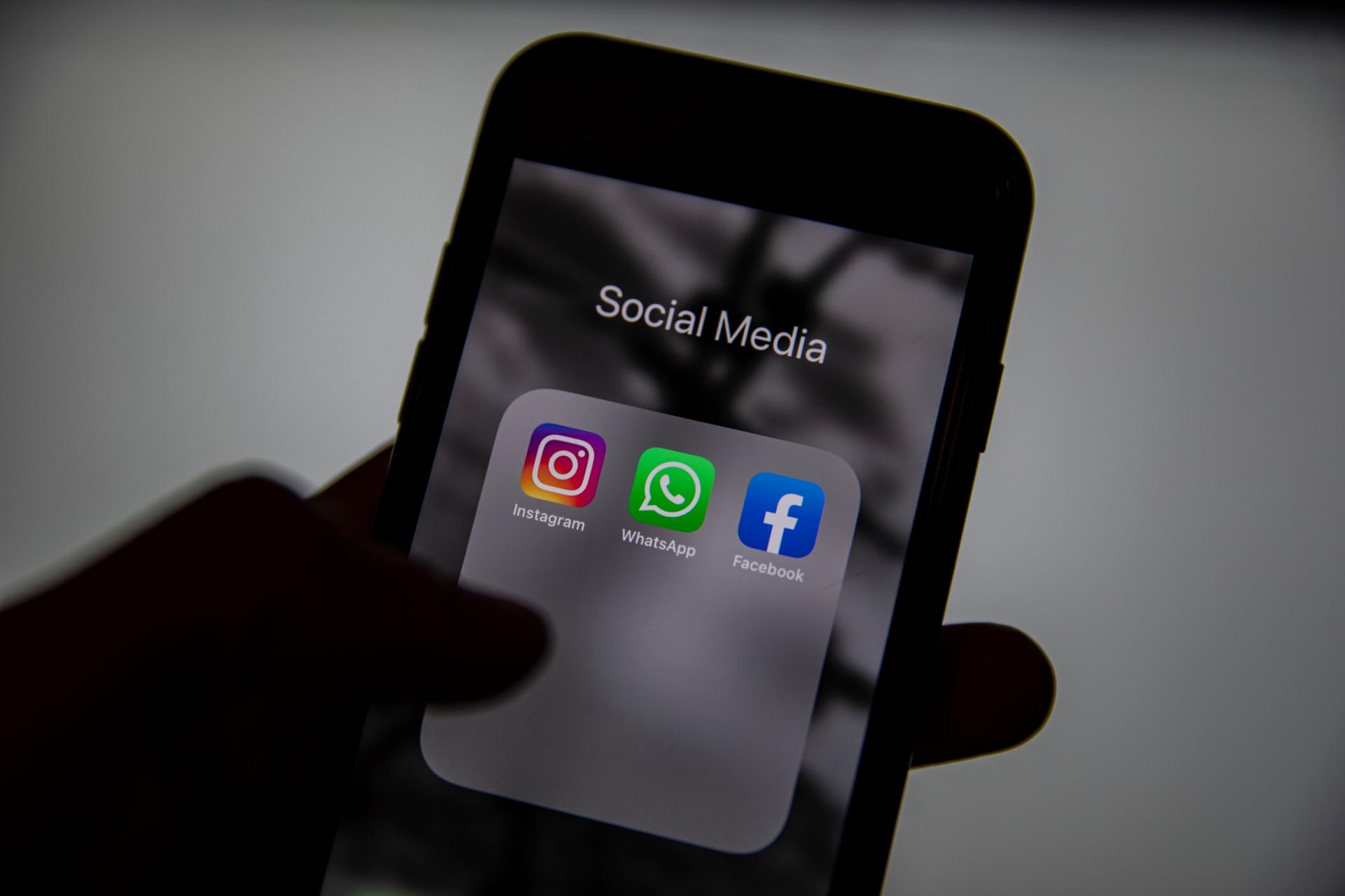 Facebook, WhatsApp, Instagram down per più di 5 ore: un blackout che fa riflettere