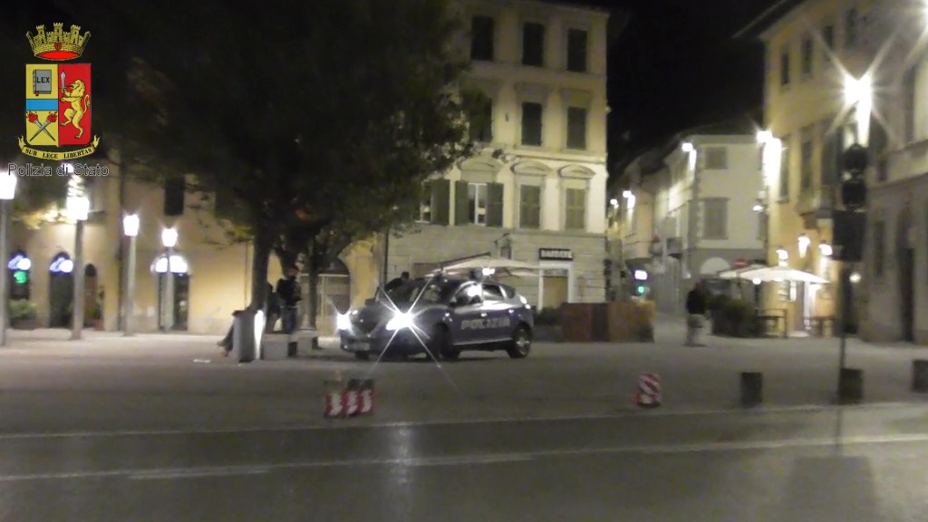 La Polizia arresta due giovani e ne denuncia un terzo, per spaccio di sostanza stupefacente