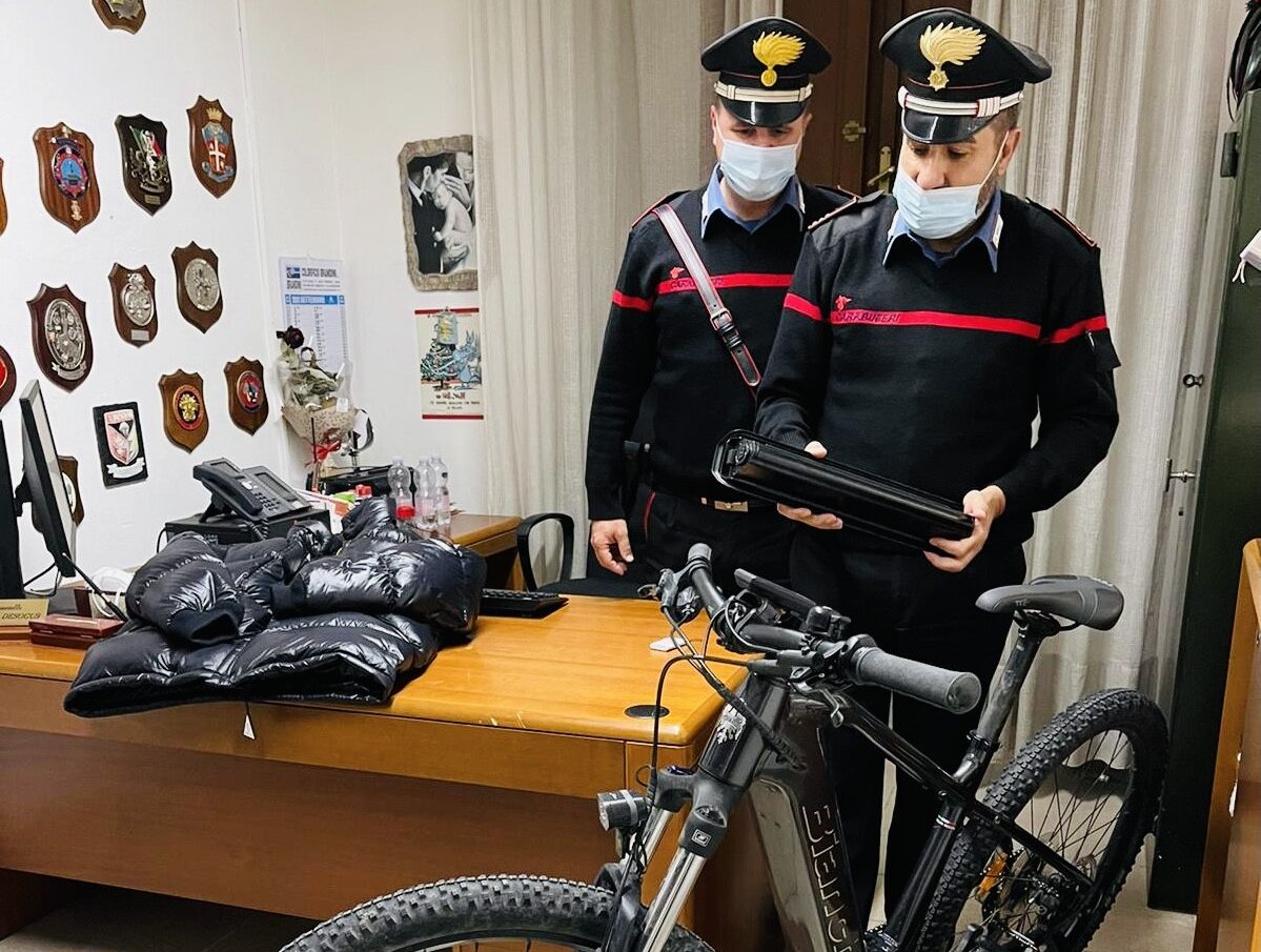 Colto sul fatto dai carabinieri mentre ruba all’interno di un’autovettura: arrestato