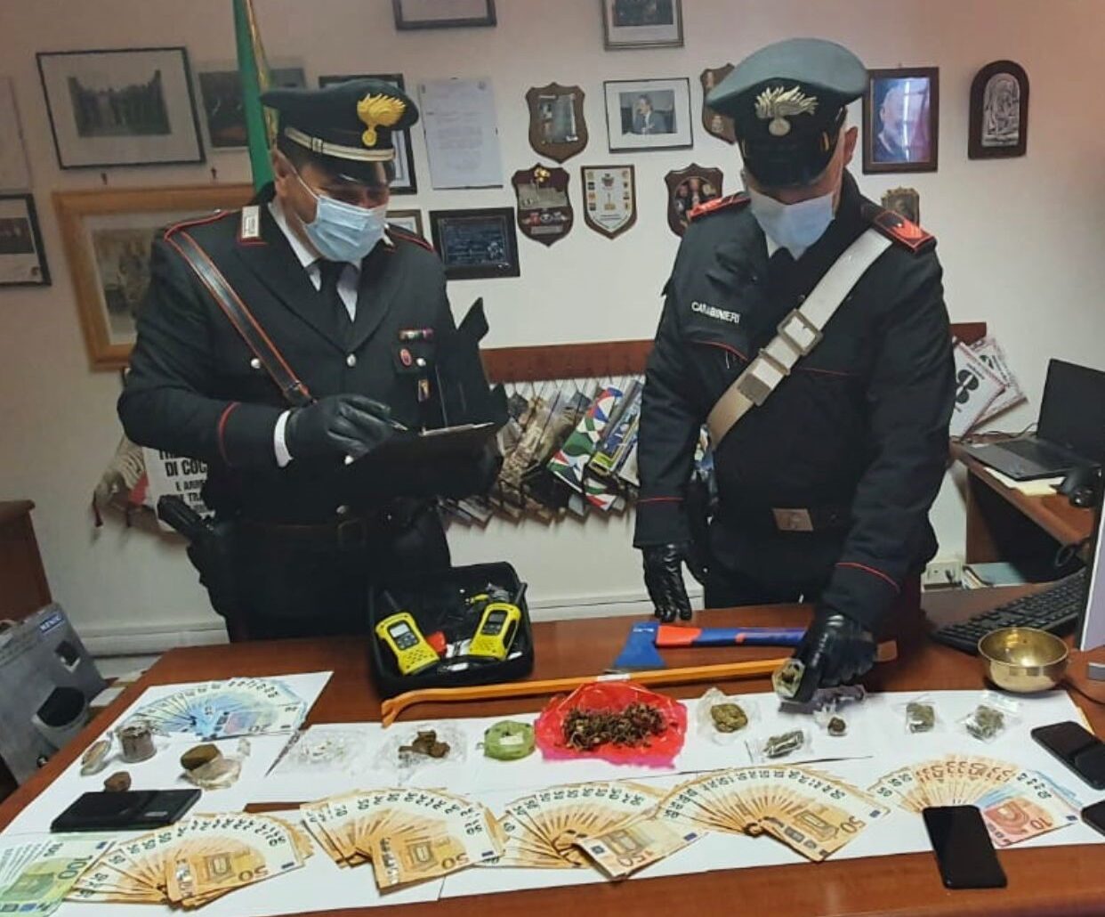 Operazione antidroga dei carabinieri di Poppi, sequestrati 100gr. di stupefacenti e 6mila euro in contanti