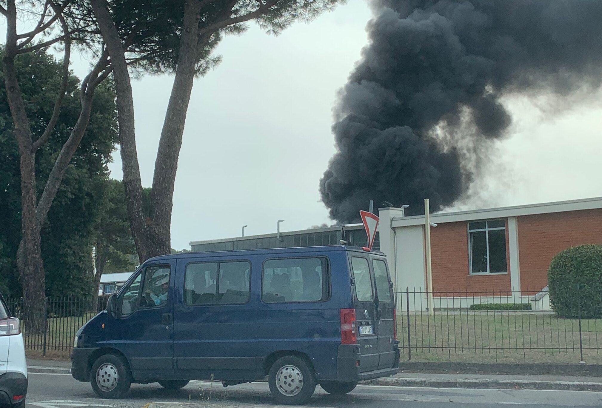 Incendio in via Chiari: gli aggiornamenti sulle precauzioni da tenere