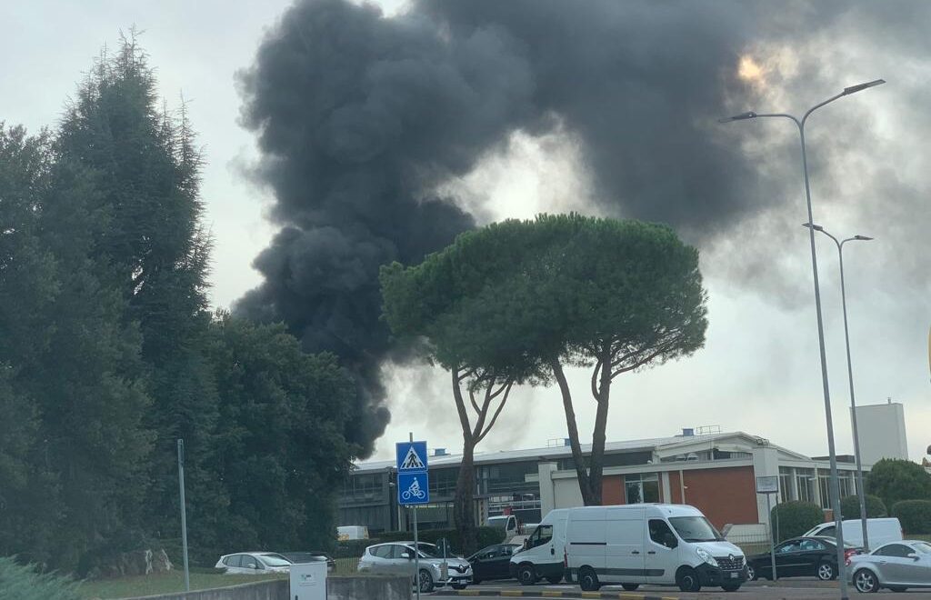 Incendio in zona via Calamandrei. Dal Comune: “tenete le finestre chiuse e limitate l’attività all’aperto”