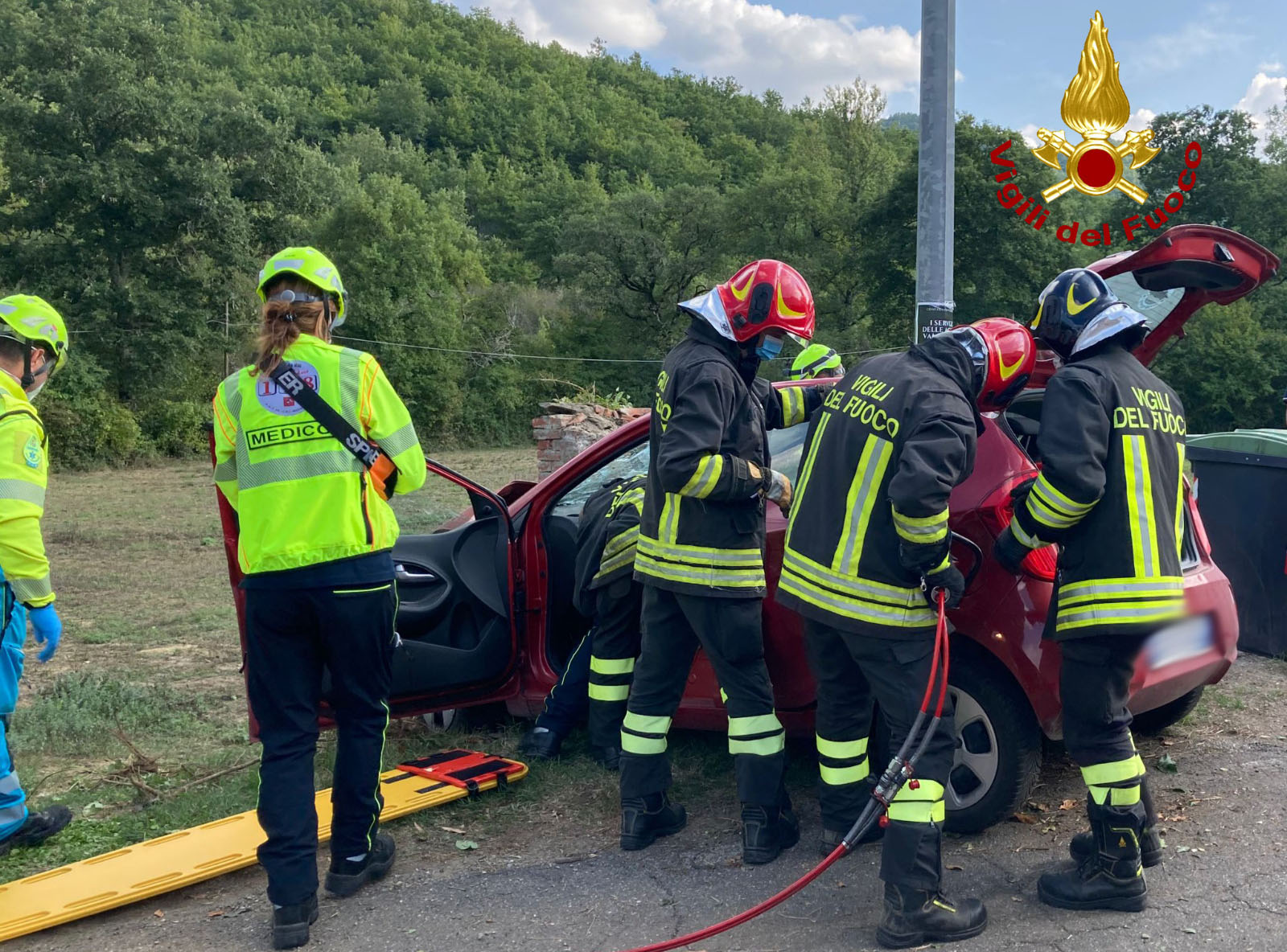 Finisce con l’auto contro un muretto, 41enne in codice giallo a Siena