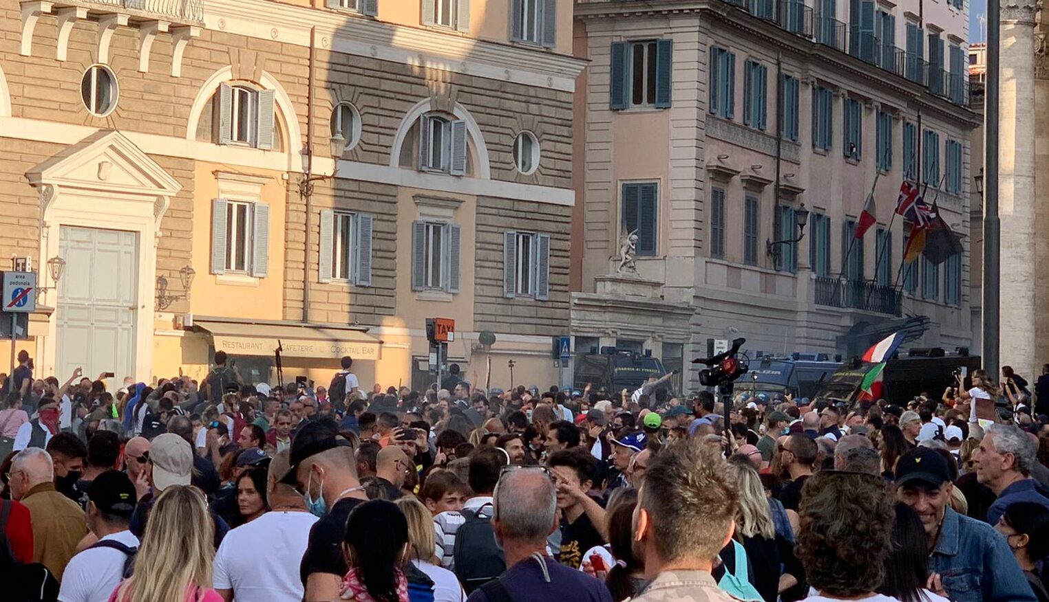 La protesta dei ‘No pass’ contro la stretta del Viminale: “Non possono vietarci di manifestare”