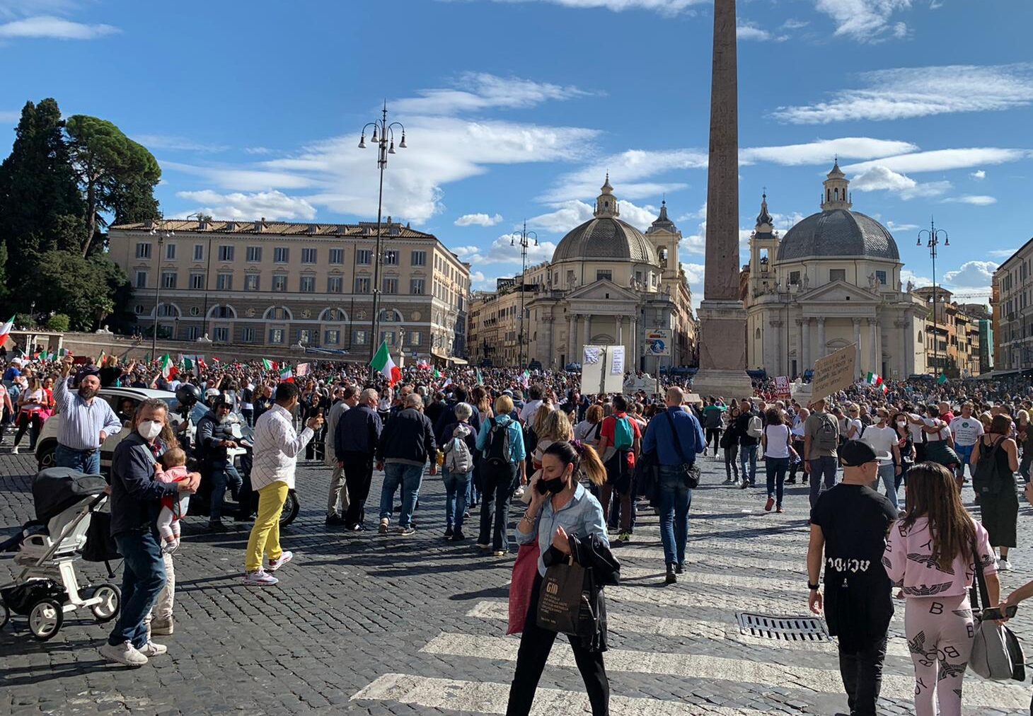 Le persone continueranno a protestare pacificamente