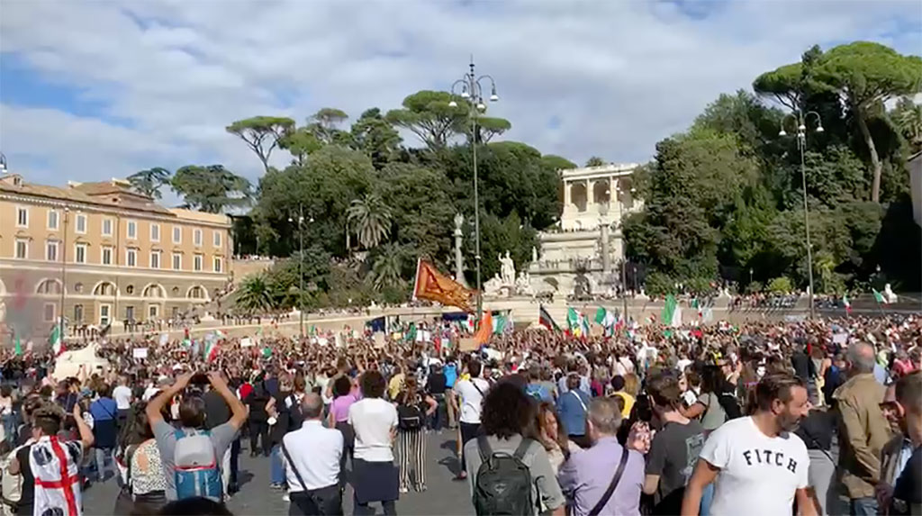 Oltre 50mila persone a Roma per manifestare contro il Green Pass – FOTO/VIDEO