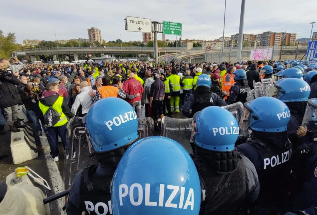 Green pass, la Polizia inizia lo sgombero al porto di Trieste