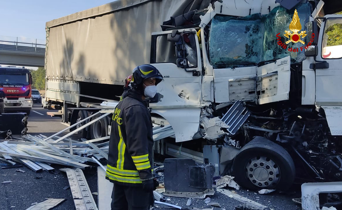 Incidente fra due mezzi pesanti in A1, uno dei conducenti estratto dall’abitacolo dai vigili del fuoco
