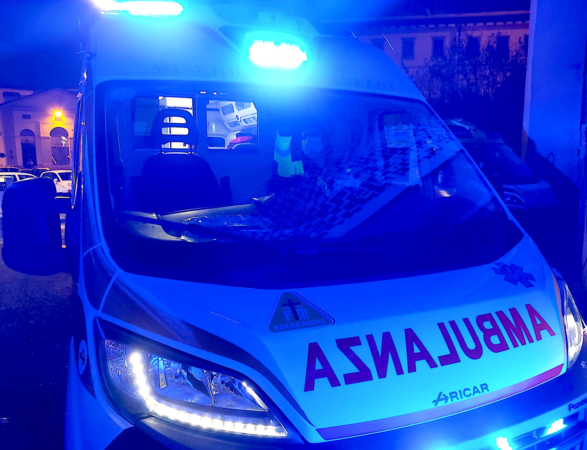 Perde il controllo della moto e finisce fuori strada, giovane ricoverato a Siena in codice rosso