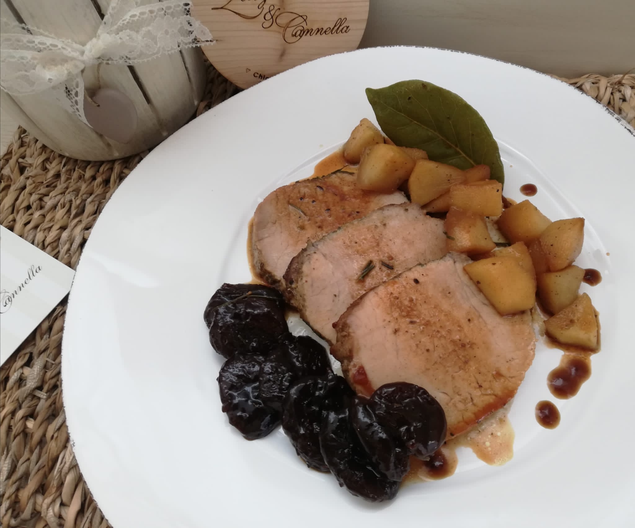 Arrosto di arista e mele con albicocche caramellate