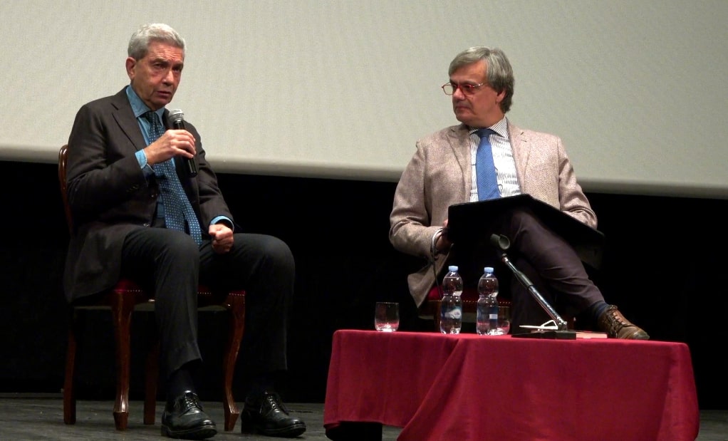 Il libro di Antonio Padellaro presentato al teatro Signorelli