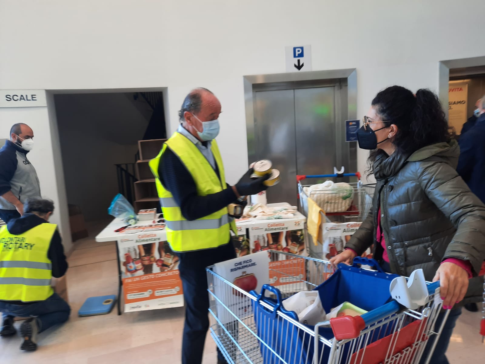 I volontari del Rotary a servizio del Banco Alimentare