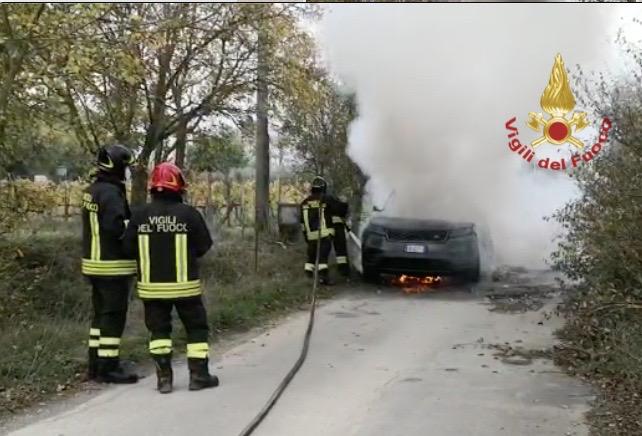 Auto incendiata in Fraz. Ristradelle, Vigili del fuoco in azione