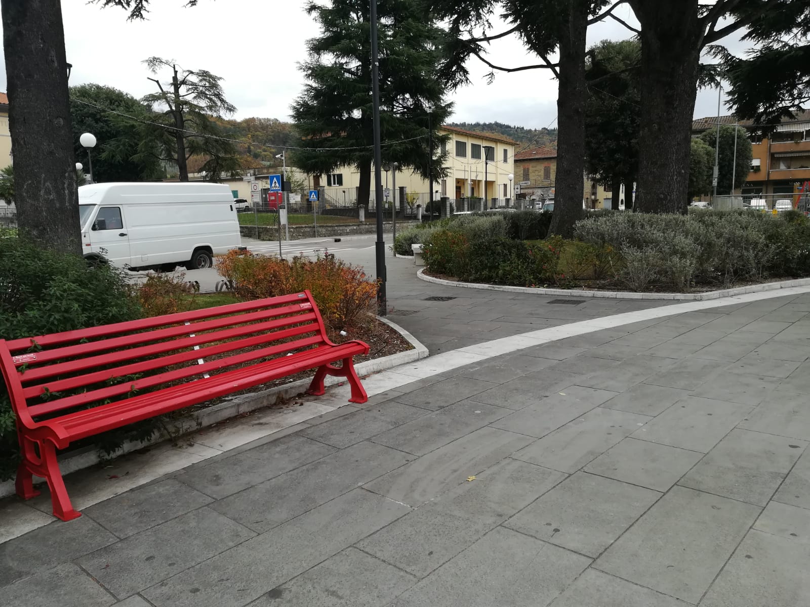 Subbiano: il Palazzo Comunale si illumina di rosso in onore della Giornata contro la violenza sulle donne
