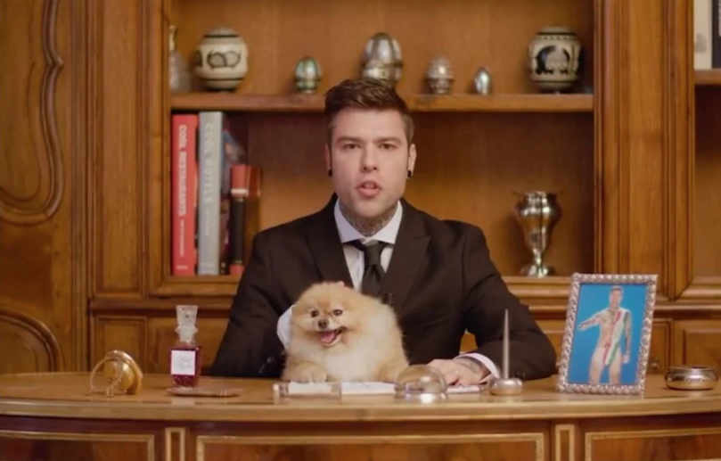 Fedez ‘scende in campo’ come Berlusconi. Ma è il lancio del nuovo album