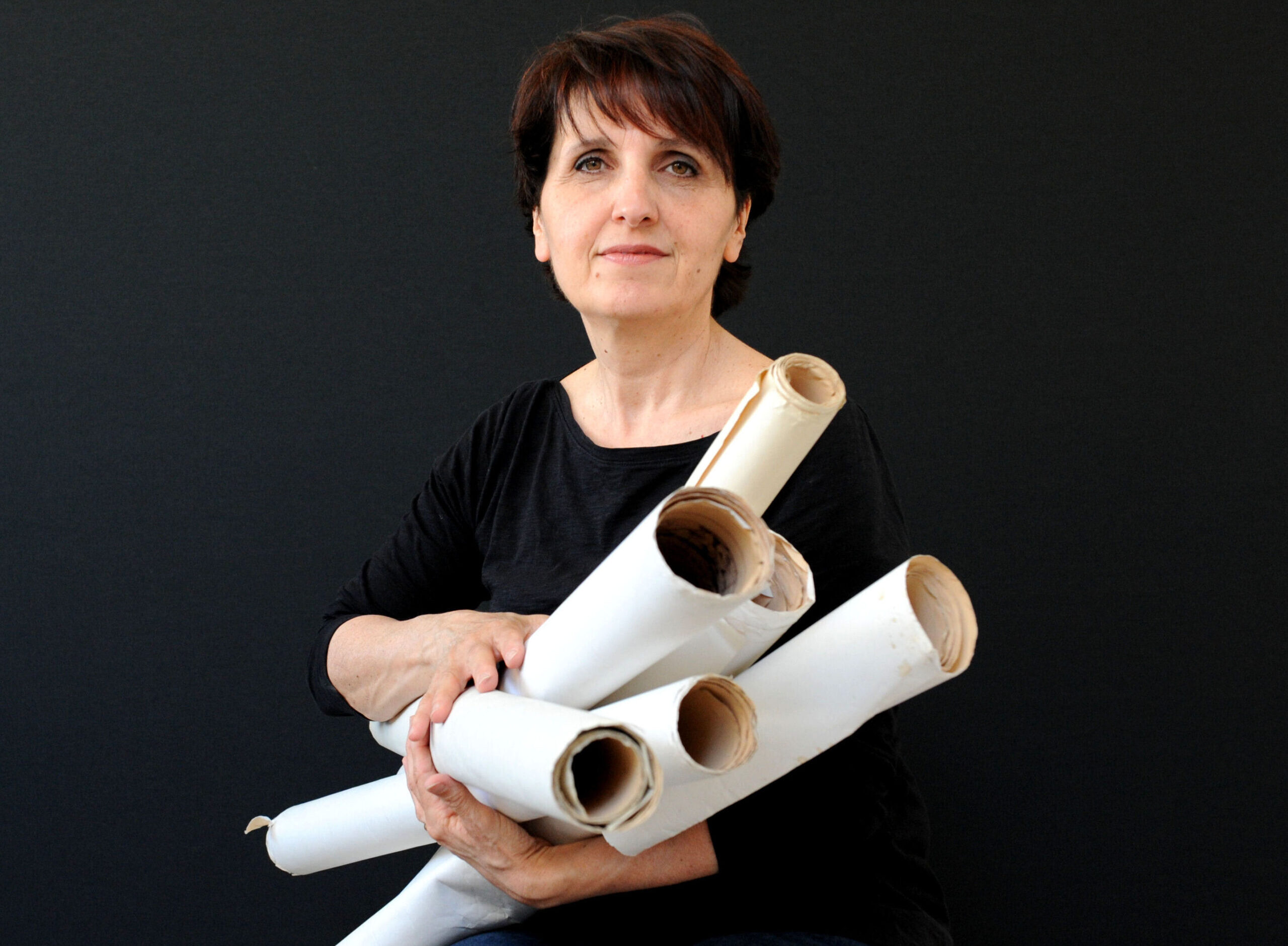Con “di Terra e di Cielo” la pittrice aretina Laura Serafini invita a percorrere il labirinto delle emozioni