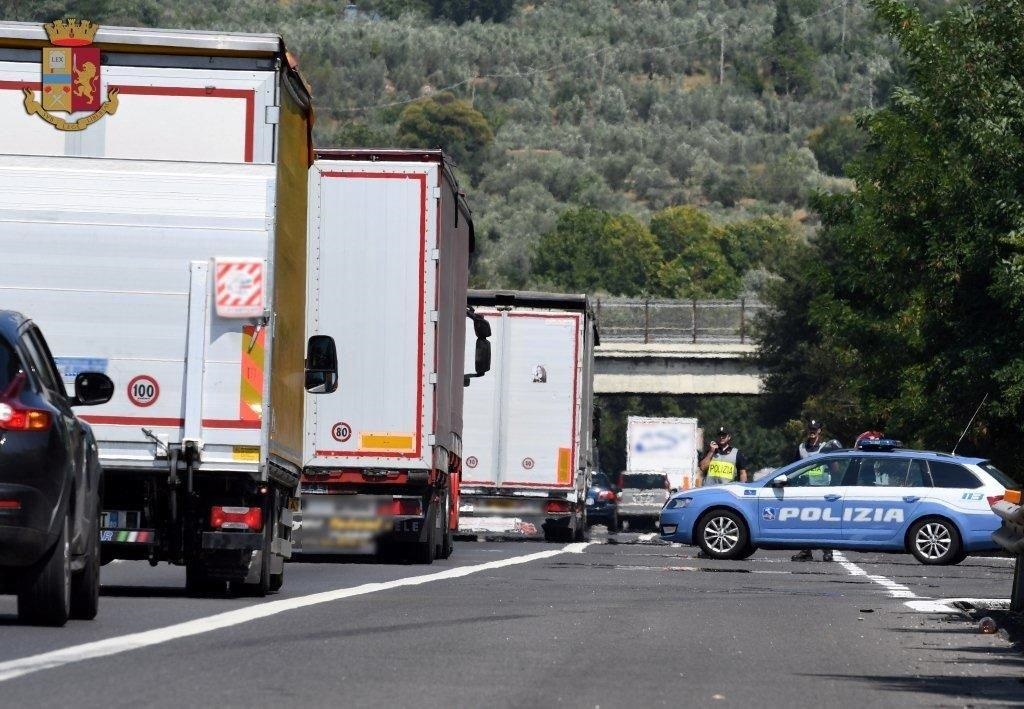 Controlli serrati su mezzi pesanti: un conducente olandese trasportava abusivamente merci pericolose