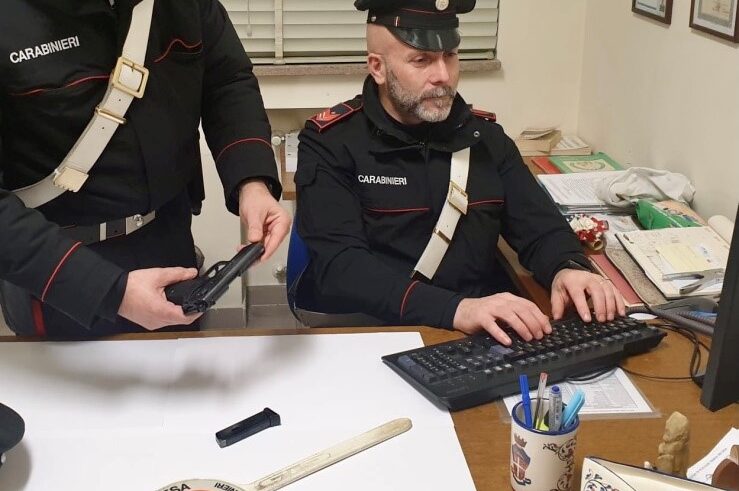 27enne deferito in stato di libertà per porto abusivo di armi od oggetti atti ad offendere